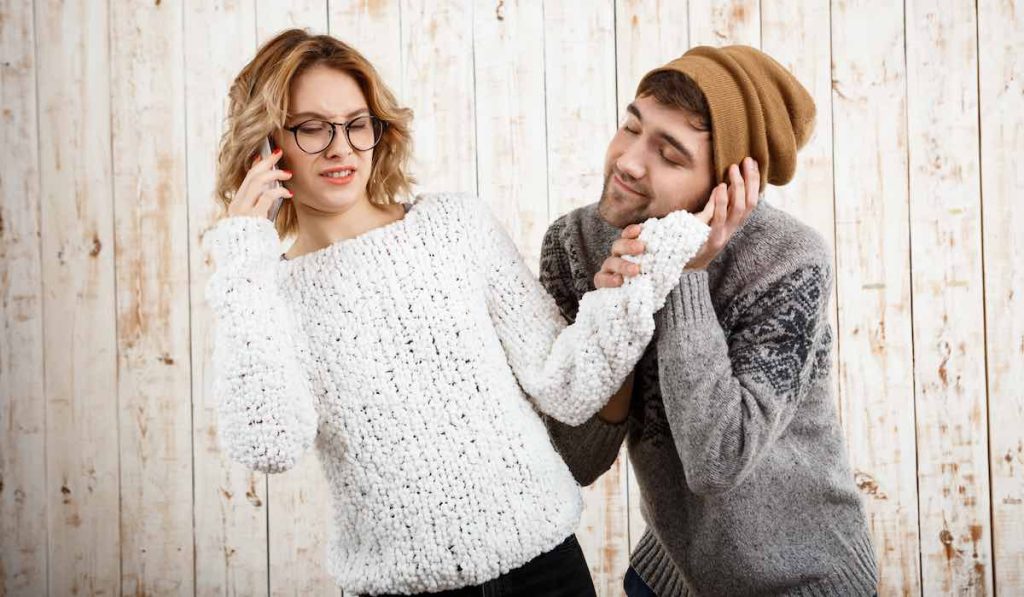 découvrez les raisons personnelles et émotionnelles pour lesquelles le contact physique peut être désagréable pour certaines personnes, et comment cela influence leurs relations.